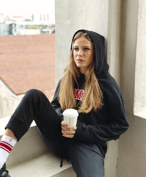 Serenay Sarıkaya Saç Rengi 13