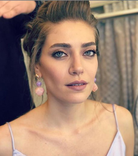 Öznur Serçeler Saç Rengi Ve Modelleri 4
