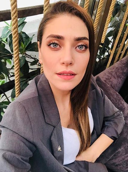 Öznur Serçeler Saç Rengi Ve Modelleri 7