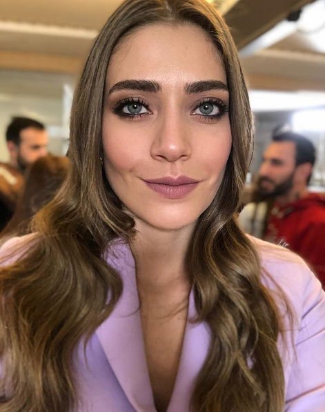 Öznur Serçeler Saç Rengi Ve Modelleri 9