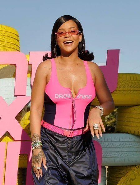 Rihanna'nın Geçmişten Günümüze Değişimi 6