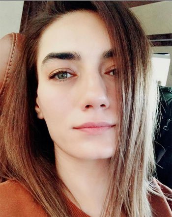 Hande Subaşı Saç Rengi ve Modelleri 10