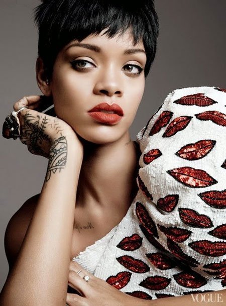 Rihanna'nın Geçmişten Günümüze Değişimi 3