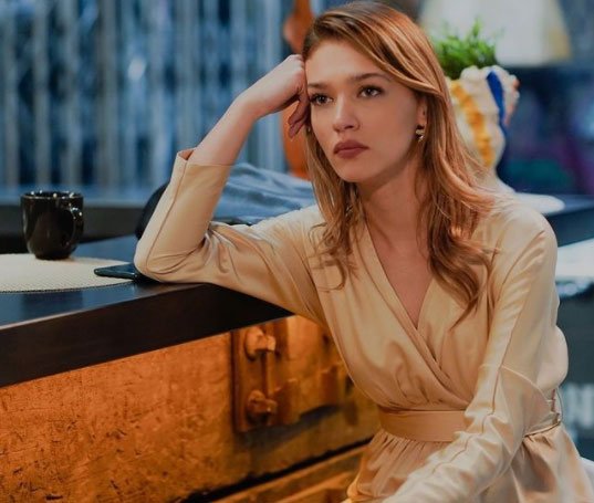 Melisa Döngel Saç Rengi ve Saç Stili 4