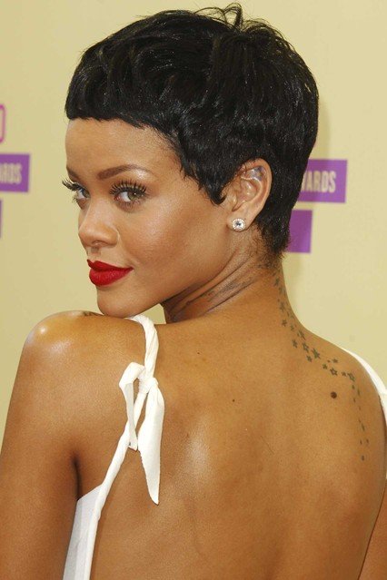Rihanna'nın Geçmişten Günümüze Değişimi 11