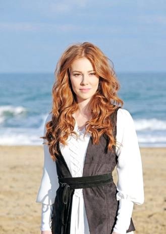 Elçin Sangu Saç Rengi ve Modelleri 16