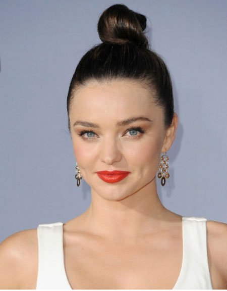 Miranda Kerr Makyajı Saç Modeli ve Kombinleri 14