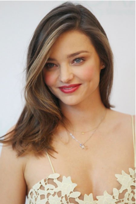 Miranda Kerr Makyajı Saç Modeli ve Kombinleri 15
