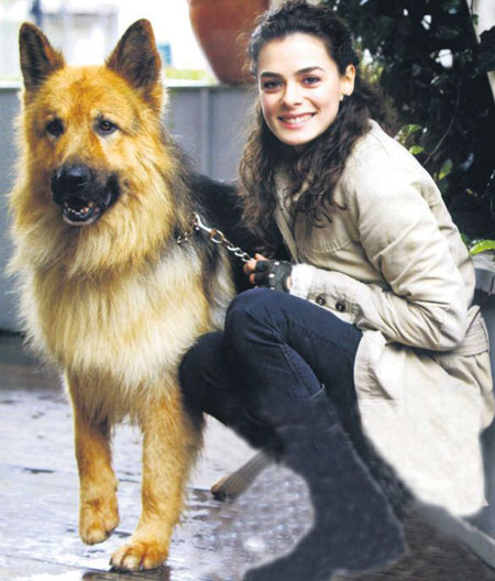 Özge Özpirinçci Saç Rengi ve Modelleri 12
