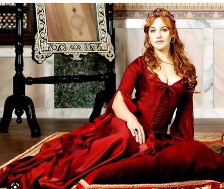 Meryem Uzerli'nin Oynadığı Roller ve Elbiseleri 5